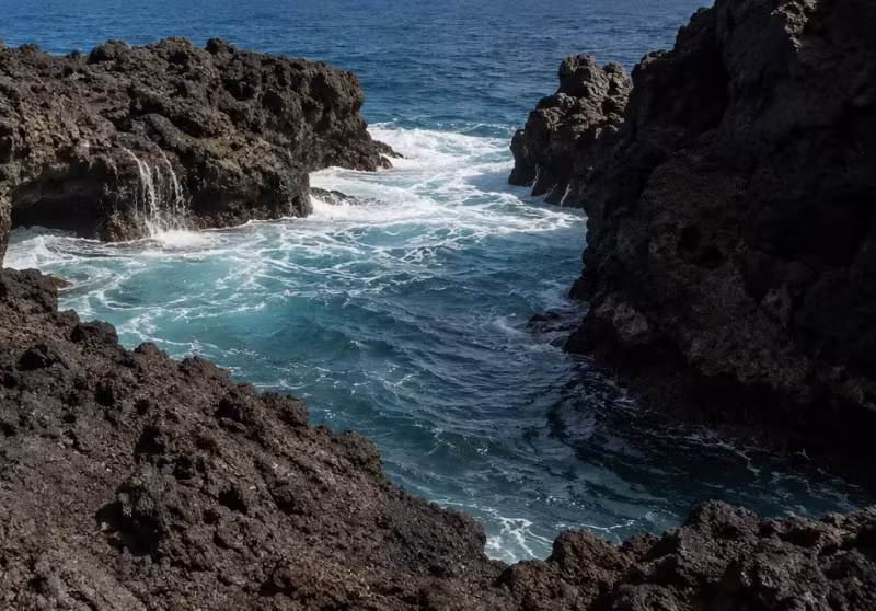 Tourist Criticised After Throwing Large Rock Into the Sea at Los Hervideros