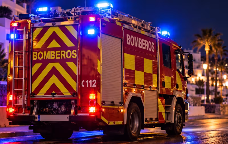 Vehicle Fire in Playa Blanca: Emergency Crews Respond Overnight