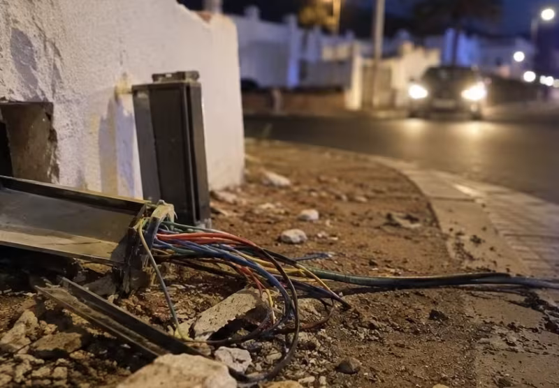 Vehicle Crashes Into Wall in Muñique, Lanzarote, Damaging Traffic-Light Cables