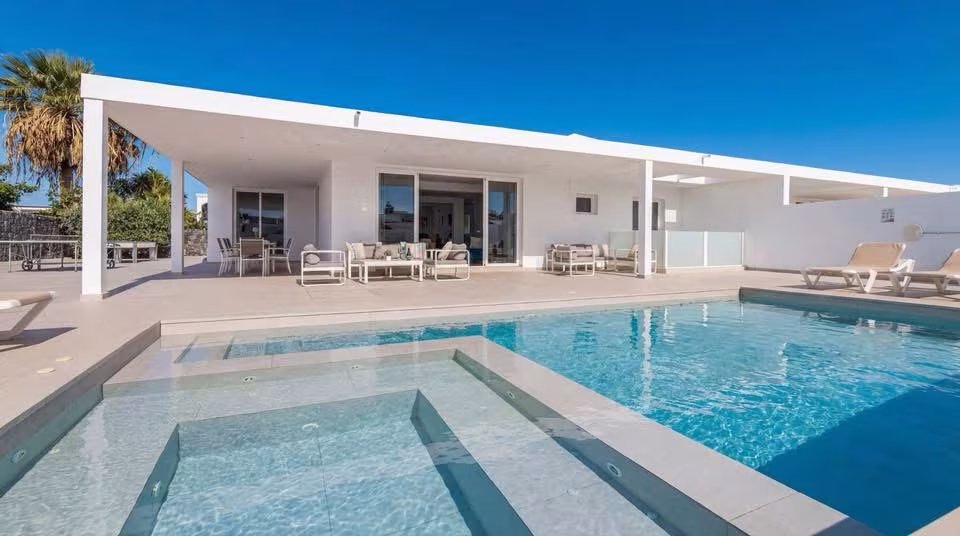 Villa Catherina, Playa Blanca – Luxury 5-Bedroom Villa with Heated Pool and Jacuzzi
