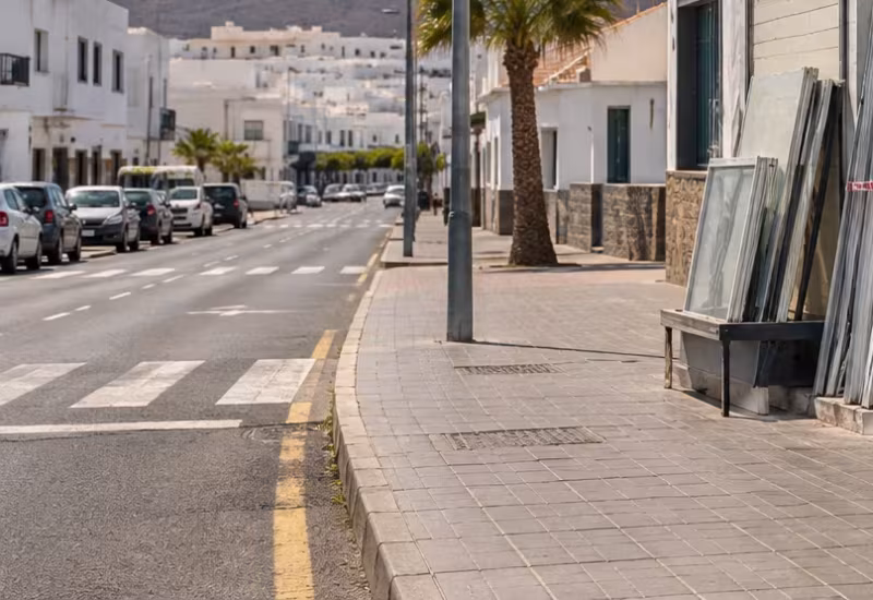 Arrecife orders closure of four businesses and imposes €60,004 in licensing fines